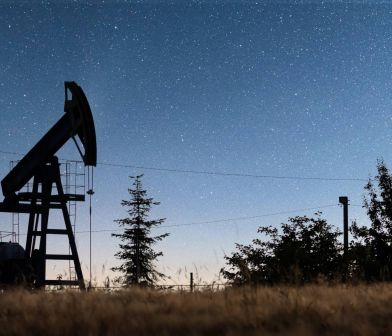 Photograph of an oil rig.